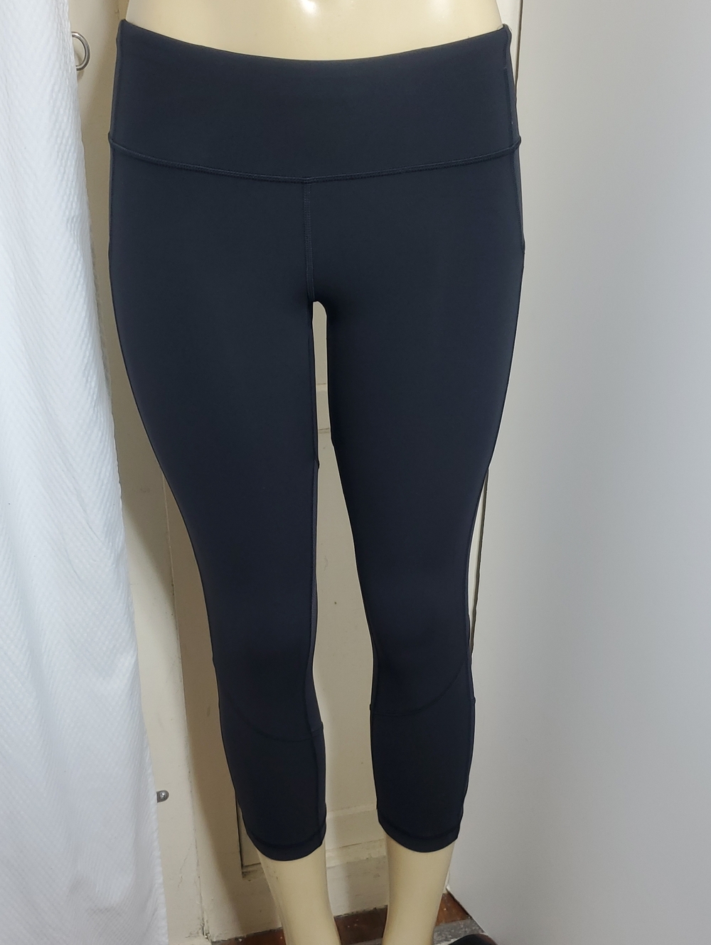 Lululemon Women’s Black Leggings Size 4